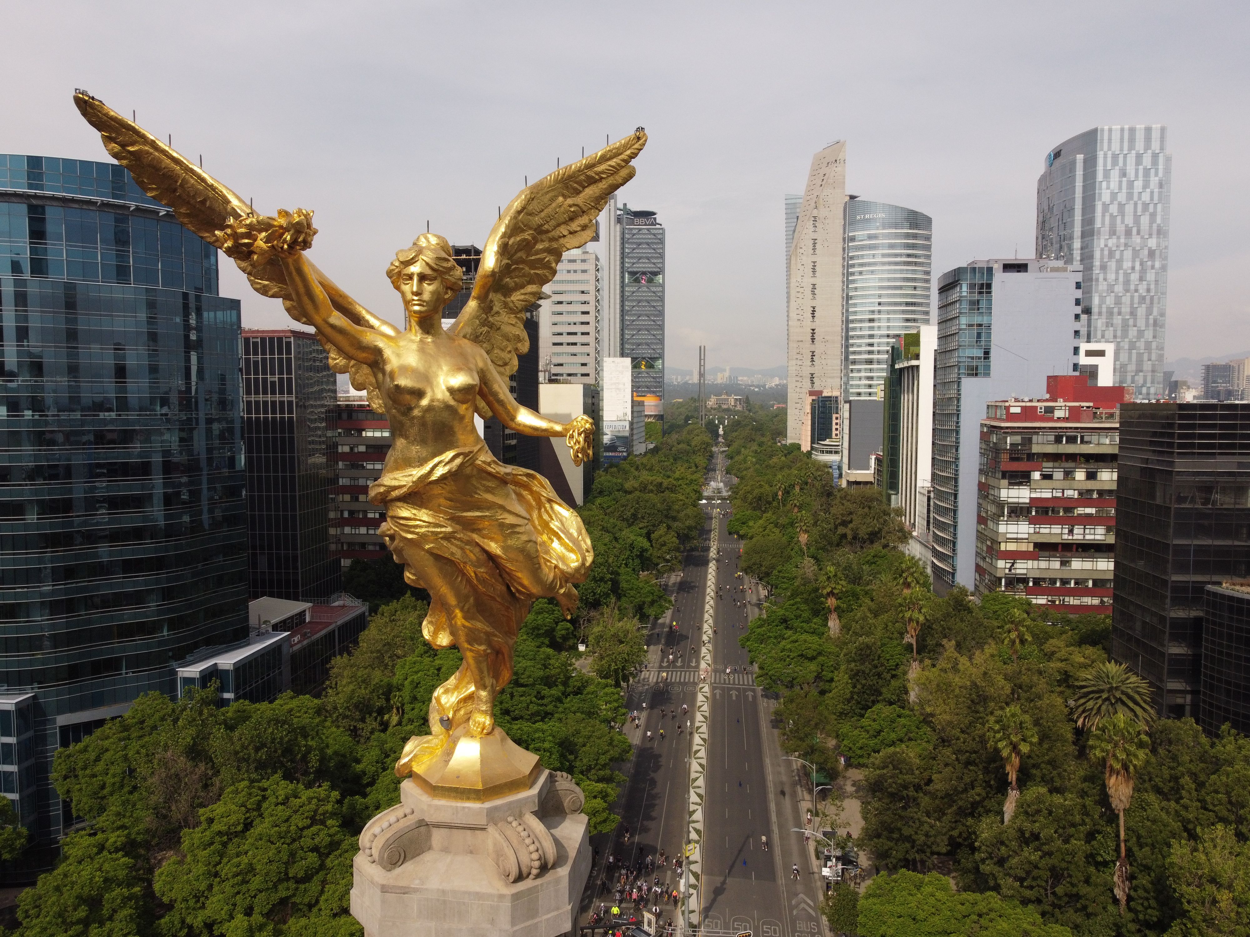 Edificio corporativo, presencia y solidez empresarial
